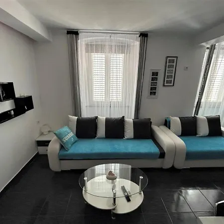 Decumana Apartament *